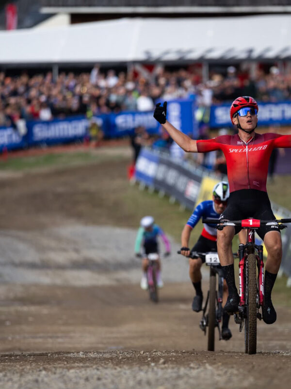 Adrien Boichis vyhral XCC na Svetovom pohári v Les Gets po súboji v poslednom kole. Van der Poel skončil desiaty