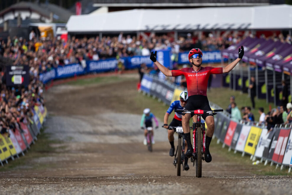 Adrien Boichis vyhral XCC na Svetovom poh&aacute;ri v Les Gets po s&uacute;boji v poslednom kole. Van der Poel skončil desiaty