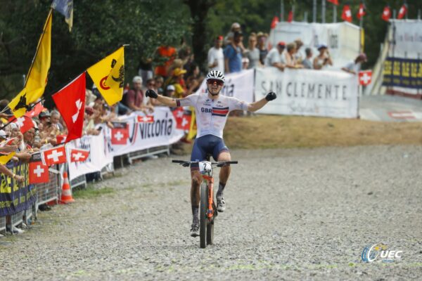 Charlie Aldridge pridal k európskemu titulu v short tracku aj zlato z XCO