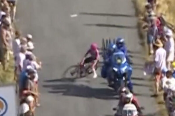VIDEO | Motorkár Shimano zrazil Noemi Rüegg počas Tour de France Femmes, dostal pokutu aj žltú kartu