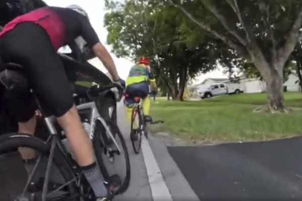 VIDEO | Vodič SUV vytlačil cyklistov z cesty, krátko nato sa z auta ozval výstrel