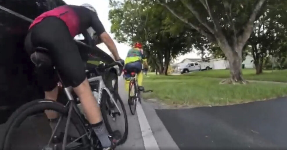 VIDEO | Vodič SUV vytlačil cyklistov z cesty, krátko nato sa z auta ozval výstrel