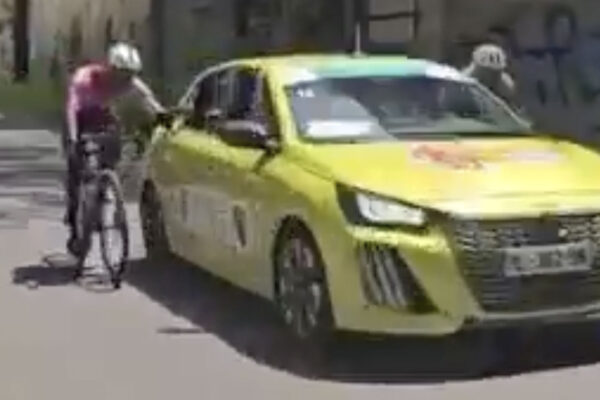 VIDEO | Dvaja cyklisti sa nechali ťahať autom. Dostali pokuty, prišli o body UCI a jedného diskvalifikovali