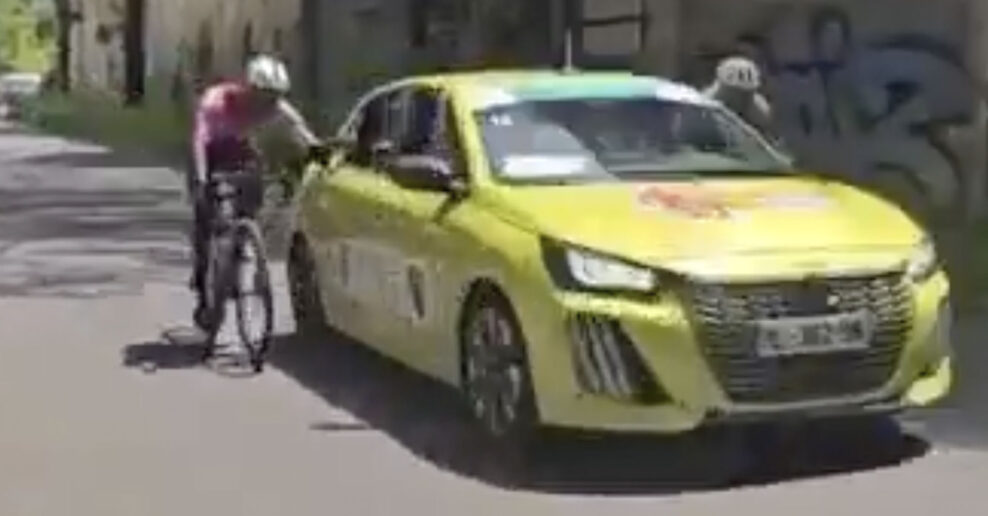 VIDEO | Dvaja cyklisti sa nechali ťahať autom. Dostali pokuty, prišli o body UCI a jedného diskvalifikovali