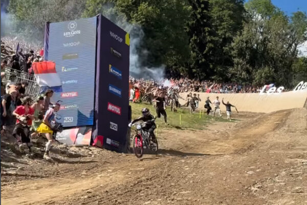 VIDEO | Max Alran po víťaznej jazde rozpútal v Les Gets absolútne šialenstvo