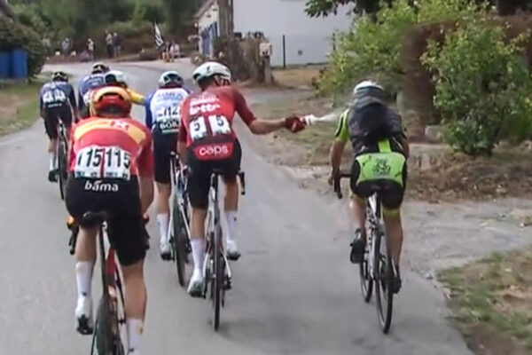 VIDEO | Pretekári obliali vodou amatérskeho cyklistu, ktorý sa ocitol na trase Bretagne Classic