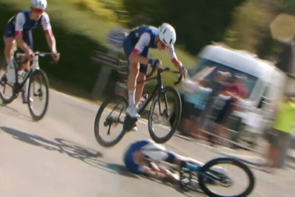 VIDEO | Francúzsky cyklista preskočil cez tímového kolegu, ktorý pred ním spadol na pretekoch Tour de l’Avenir