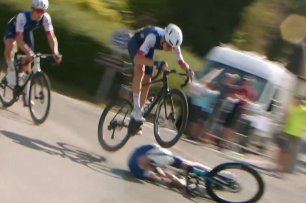 VIDEO | Francúzsky cyklista preskočil cez tímového kolegu, ktorý pred ním spadol na pretekoch Tour de l’Avenir