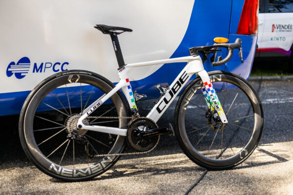 Vráti sa Cube do WorldTour? S novými aero bicyklami by mohol nahradiť značku Scott v tíme Biniama Girmaya