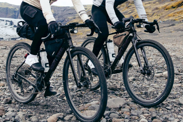 Van Rysel EDR-G je nový karbónový gravel s úložným priestorom v ráme, 50 mm plášťami aj verziou s odpruženou vidlicou