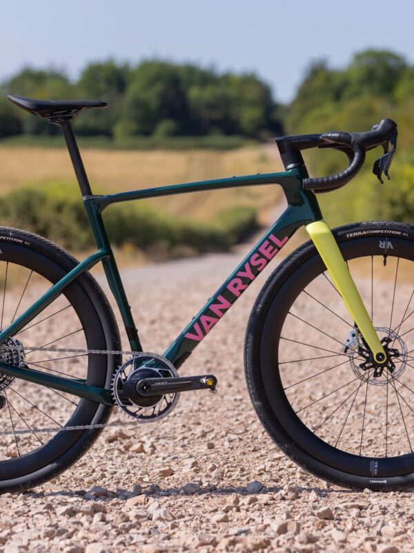 Van Rysel vstupuje do sveta pretekárskeho gravelu. Nový RCR-G váži 7,8 kg a ponúka výbavu SRAM Red za 6599 eur