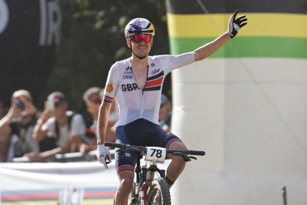 Van der Poel nemal šancu. Tom Pidcock získal svoj druhý titul majstra sveta v horskej cyklistike