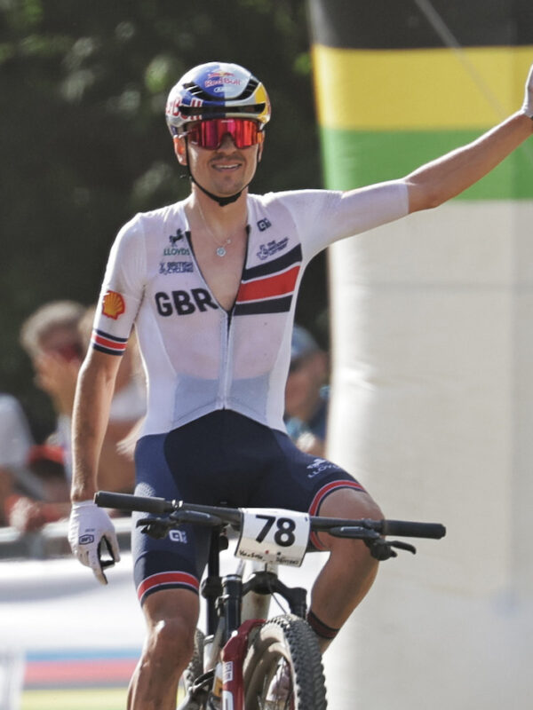 Van der Poel nemal šancu. Tom Pidcock získal svoj druhý titul majstra sveta v horskej cyklistike