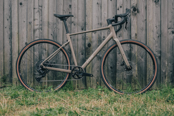 Cube rozšíril ponuku gravelových bicyklov o lacný hliníkový model Nuroad One za 829 eur