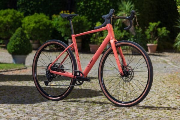 Najlacnejší vstup do sveta gravelu? Cube Nuroad ONE má hydraulické brzdy, priestor pre 50 mm plášte a stojí len 829 eur