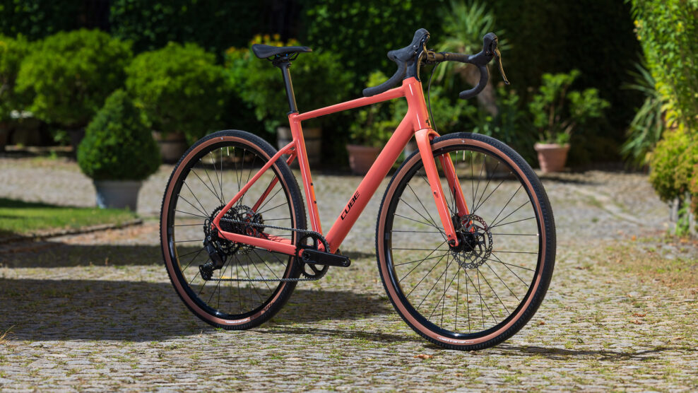Najlacnej&scaron;&iacute; vstup do sveta gravelu? Cube Nuroad ONE m&aacute; hydraulick&eacute; brzdy, priestor pre 50 mm pl&aacute;&scaron;te a stoj&iacute; len 829 eur