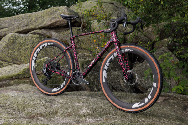 Karbónový gravel Cube Nuroad C:62 2027 začína na cene 2 099 eur. Všetky modely majú karbónové kolesá