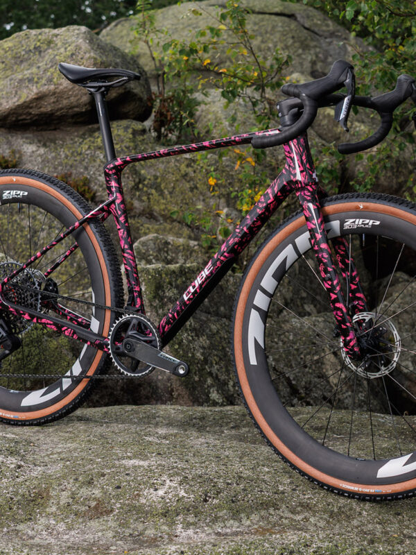 Karbónový gravel Cube Nuroad C:62 2027 začína na cene 2 099 eur. Všetky modely majú karbónové kolesá