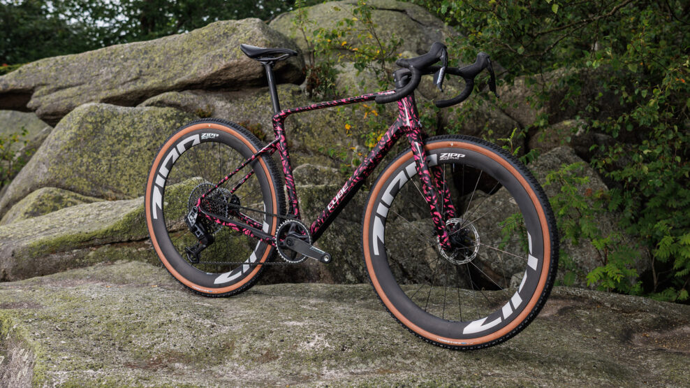 Karb&oacute;nov&yacute; gravel Cube Nuroad C:62 2027 zač&iacute;na na cene 2 099 eur. V&scaron;etky modely maj&uacute; karb&oacute;nov&eacute; koles&aacute;