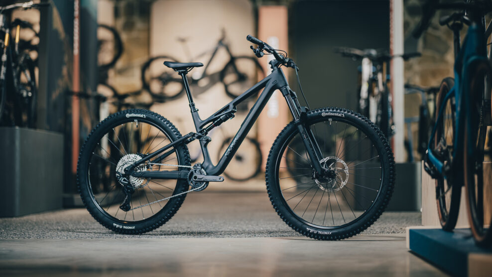 Nov&yacute; Cube Stereo prich&aacute;dza v &scaron;tyroch verzi&aacute;ch. Karb&oacute;nov&eacute; trailov&eacute; bicykle maj&uacute; zdvih 150 mm a ceny od 2 099 eur