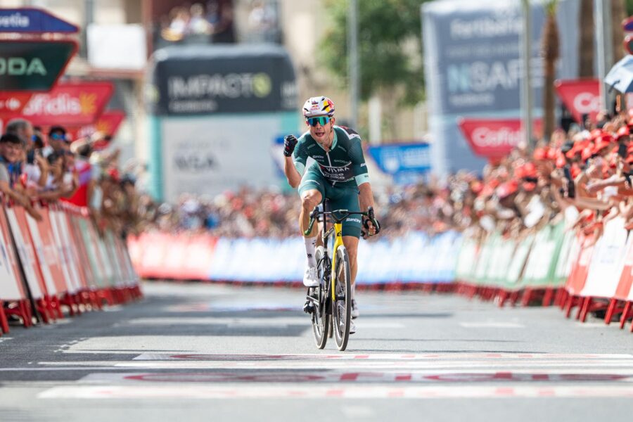 Wout van Aert sa na štvrtý pokus dočkal víťazstva. V 13. etape Vuelty uspel po celodennom úniku