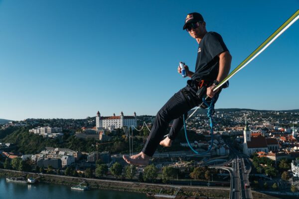 Aktualizované: Jaan Roose bude už zajtra v Bratislave kráčať po slackline medzi UFO a Bratislavským hradom. Vytvorí rekord?