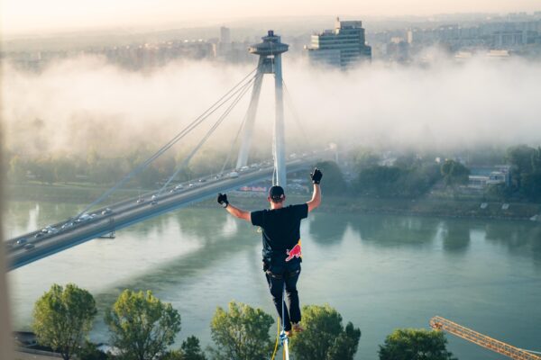 12 hodín na lane 100 metrov nad Dunajom. Slacklinista sa v Bratislave pokúša o svetový rekord