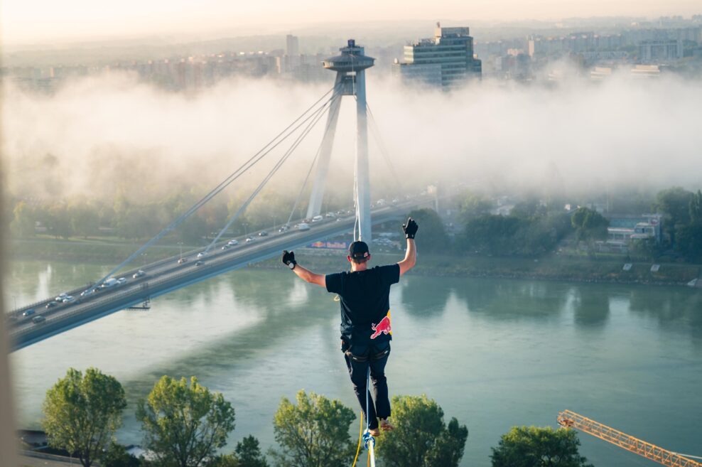 12 hodín na lane 100 metrov nad Dunajom. Slacklinista sa v Bratislave pokúša o svetový rekord
