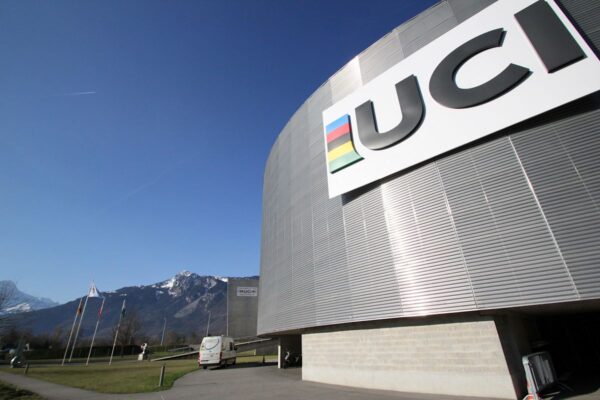 UCI sprísni požiadavky na bariéry v cieľových rovinkách a pripravuje sledovanie jazdcov cez GPS