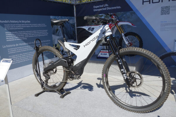Začínajú motocyklové značky brať horské bicykle vážne? Honda a Ducati ukázali na Sea Otter Europe elektrobicykle