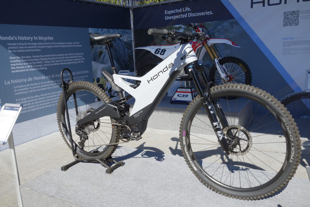 Začínajú motocyklové značky brať horské bicykle vážne? Honda a Ducati ukázali na Sea Otter Europe elektrobicykle