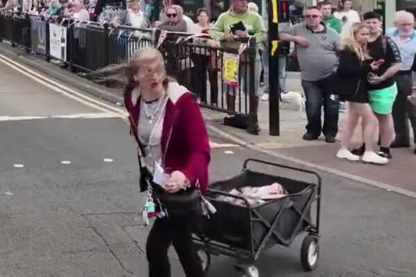 VIDEO | Žena s vozíkom vošla do cesty rozbehnutému pelotónu. Na pretekoch Okolo Británie len tesne unikla zrážke