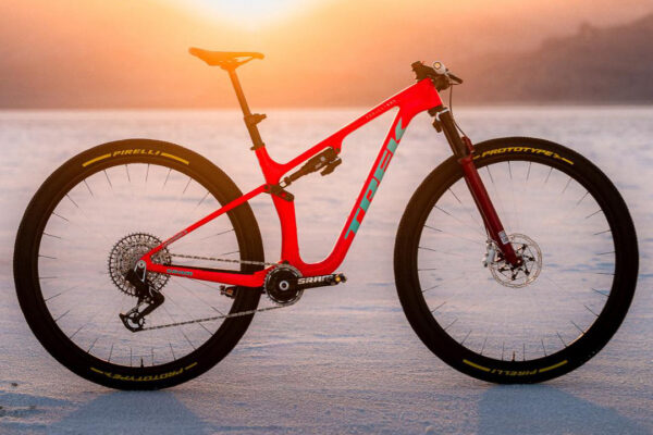 Trek ukázal prototyp XC bicykla s 32-palcovými kolesami a nepredstavenou vidlicou RockShox SID Flight Attendant