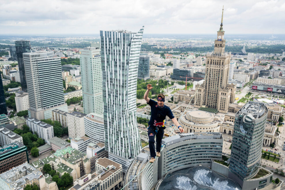 Jaan Roose bude tento t&yacute;ždeň v Bratislave 12 hod&iacute;n kr&aacute;čať po slackline medzi UFO a Bratislavsk&yacute;m hradom. Vytvor&iacute; rekord?