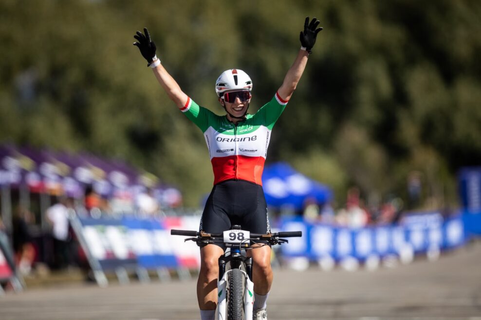 Martina Berta pridala k historickému víťazstvu v short tracku aj prvenstvo v XCO