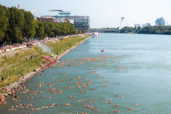 Dve tretiny Bratislavčanov sa v Dunaji nikdy nekúpali: Nový prieskum ukazuje nevyužitý potenciál, ktorý otvára aj Trans Danube Swim