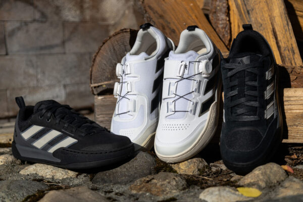 Adidas prepracoval MTB tretry Freerider. Dostali lepšiu ochranu, priľnavosť aj ikonické tri pruhy