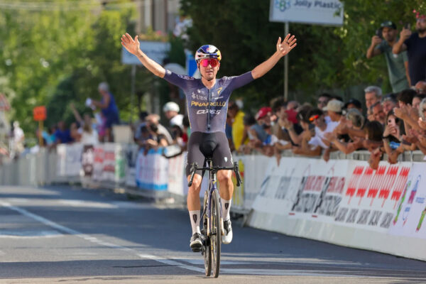 Tom Pidcock potvrdil výbornú formu. Týždeň po titule majstra sveta na horskom bicykli vyhral taliansku klasiku