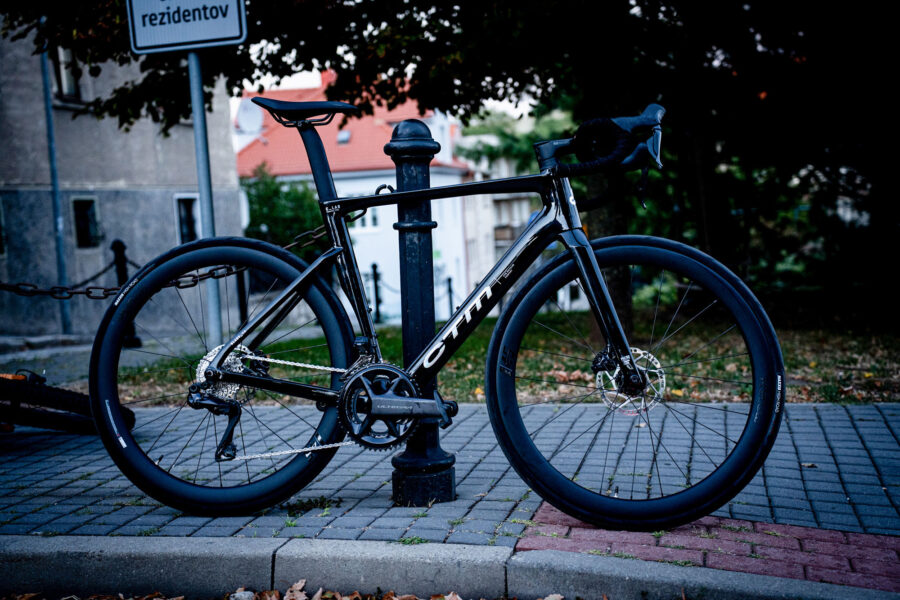 Nový cestný bicykel CTM Blade prichádza s karbónovým rámom, priestorom pre 34 mm plášte a výbornými cenami