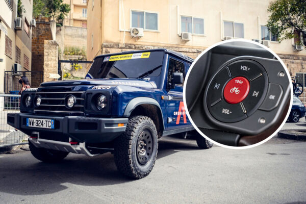 Chýbal mu starý Defender, tak si dal vyrobiť vlastné auto aj so špeciálnym klaksónom pre cyklistov