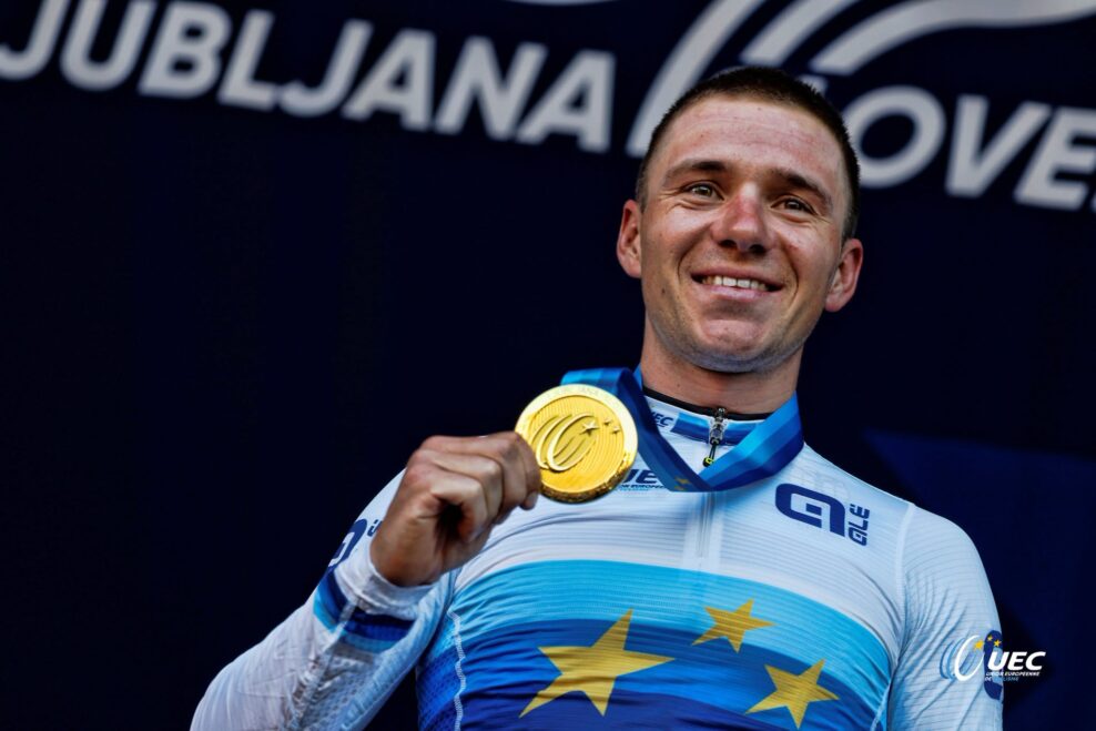 Remco Evenepoel získal všetkých osem veľkých titulov a skompletizoval zbierku, akú nemá nikto iný