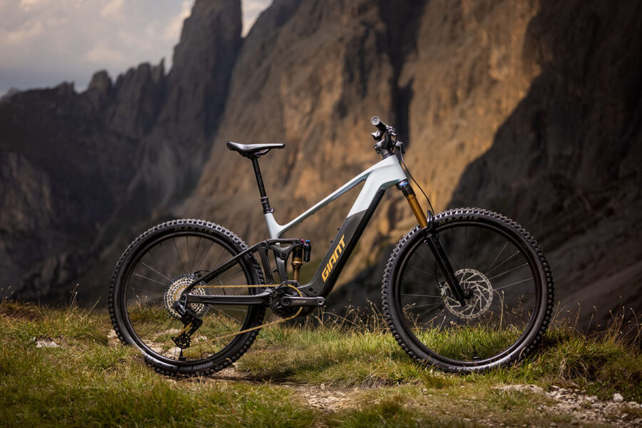 Nový Giant Trance Advanced E+ prináša kontrolu trakcie a vlastnú elektronickú teleskopickú sedlovku