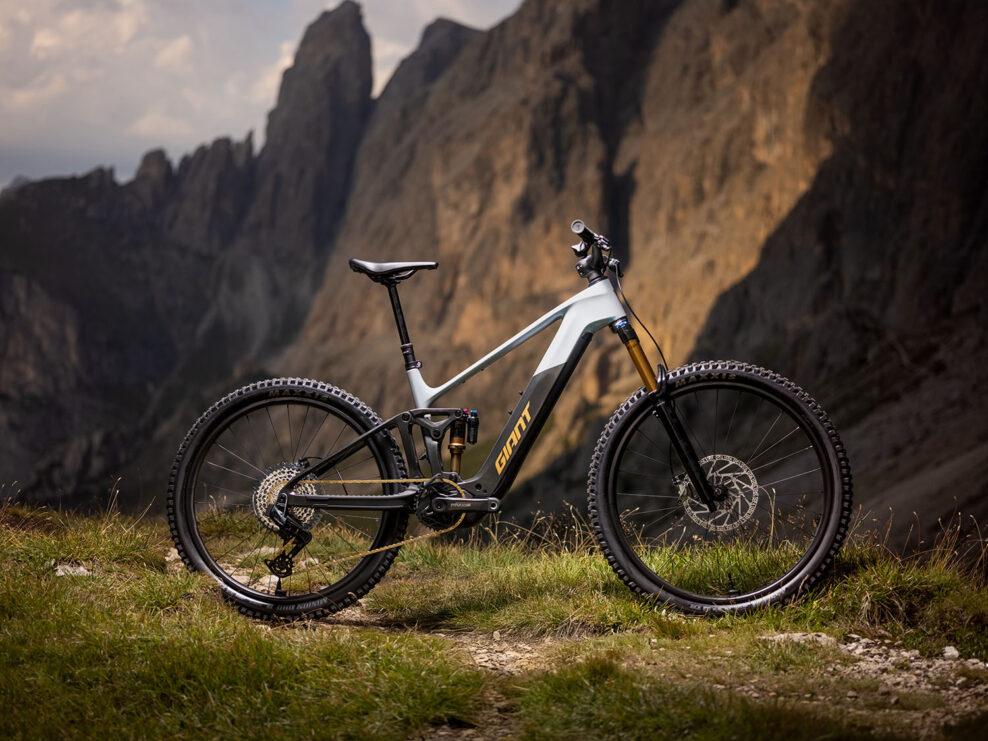 Nový Giant Trance Advanced E+ prináša kontrolu trakcie a vlastnú elektronickú teleskopickú sedlovku