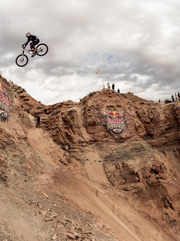 Red Bull Rampage 2026 zostal bez víťaza. Szymon Godziek viedol, no súťaž predčasne ukončil vietor