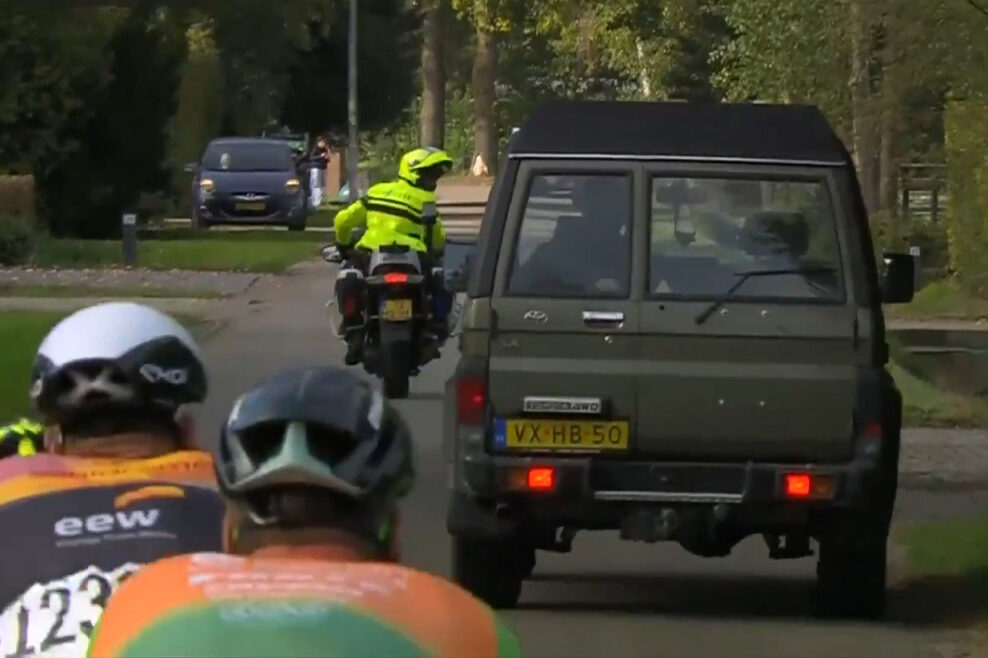 VIDEO | Auto sa dostalo na trať Eneco Tour. Len pár dní po proteste jazdcov za väčšiu bezpečnosť