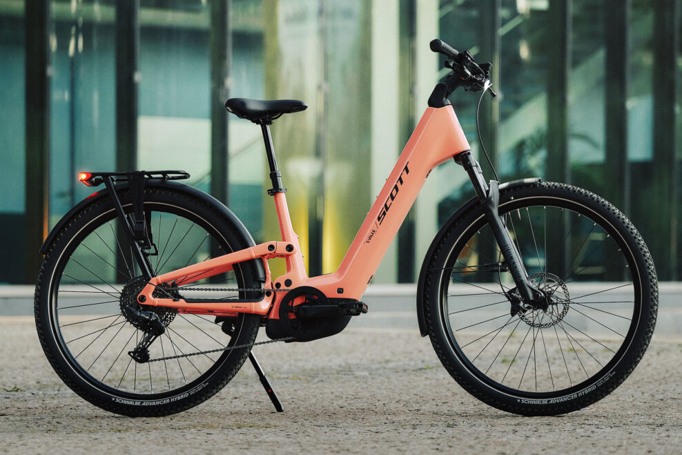 Nový celoodpružený elektrobicykel Scott E-Ville ukrýva tlmič v ráme. Prichádza vo verzii do mesta aj do terénu