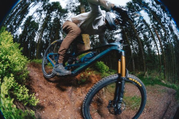 Menej enduro bicyklov bez motora. Veľké značky zužujú ponuku, jazdci presadajú na elektrobicykle