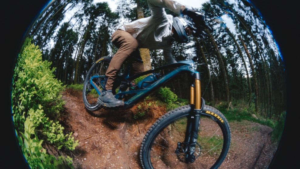 Menej enduro bicyklov bez motora. Veľké značky zužujú ponuku, jazdci presadajú na elektrobicykle
