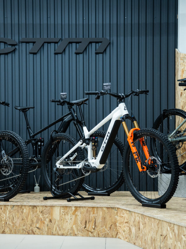 CTM 2027: Avinox, nové enduro bicykle, karbónový cesťák…