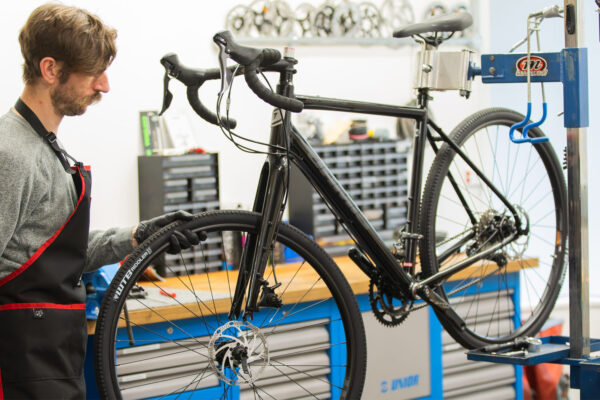 Aké náradie na bicykel sa oplatí kúpiť? Čím začať a ako postupne vybaviť domácu dielňu